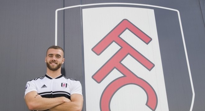 Após passar a última temporada sofrendo com lesões, Calum Chambers foi novamente emprestado para outro clube inglês. O Arsenal cedeu o jogador ao Fulham, recém-promovido à Pre