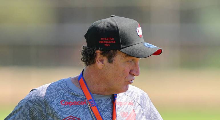 NÃO VAI CHEGAR? Cuca pede a permanência de alvo do Grêmio no Athletico paranaense e chateia torcedores