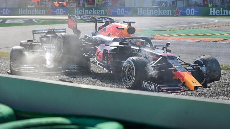 Após saírem do pit stop, os rivais foram para a curva com os carros lado a lado, nenhum cedeu espaço e o inevitável aconteceu: outro acidente. O carro de Verstappen acabou subindo no de Hamilton e os dois foram para fora da pista. Eles não tiveram condições de continuar a corrida e o pódio foi composto por Ricciardo, Lando Norris e Bottas. Os dois pilotos, após a corrida, acusaram um ao outro de culpa no acidente e Verstappen acabou punido para o próximo grid.