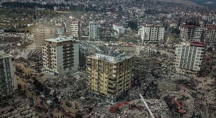 Após terremoto, número de mortes na Turquia e na Síria passa de 42 mil