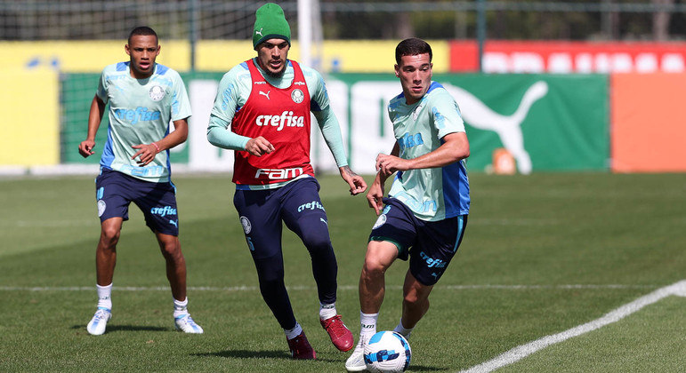 Gustavo Gómez (à esquerda) e Fabinho (Com a bola) em treino do Palmeiras