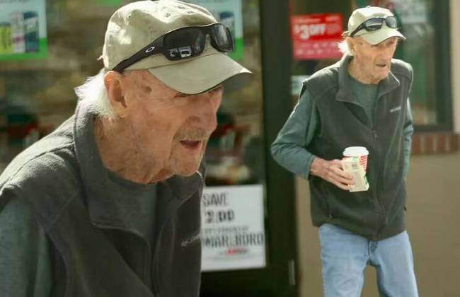 Aposentado desde 2004, o ator foi avistado recentemente fazendo uma boquinha na lanchonete “Wendy’s” em Santa Fé, Novo México, aos 93 anos. 