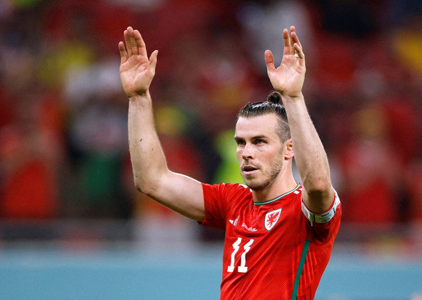 Gareth Bale anunciou a aposentadoria do clube e do futebol internacional aos 33 anos, na última segunda-feira (9). No entanto, se engana quem pensa que o salário dos clubes fará falta ao jogador. O galês acumula fortuna de cerca de R$ 833 milhões com mansões, resorts e carros de luxo