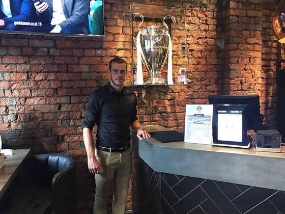 Ex-capitão da seleção de País de Gales, Bale também possui um restaurante. O Elevens Bar & Grill fica em Cardiff, cidade-natal do galês, e é decorado com elementos que fazem referência à carreira do atleta