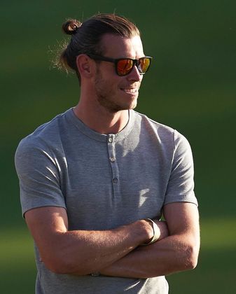 Gareth Bale vive em uma mansão avaliada em R$ 27 milhões, que fica localizada no vale de Glamorgan, em País de Gales. Dentre as comodidades da casa, está um campo de golfe particular para o ex-jogador e uma garagem, para os carros de luxo que ele coleciona