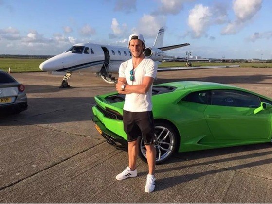 O galês tem uma Lamborghini Huracán, que pode custar até R$ 5 milhões. O carro chega a 325 km/h, possui acaleração de 0 a 100 km/h em 2,9 segundos. Segundo informações da imprensa britânica, o veículo seria o responsável por uma lesão do ex-jogador na parte posterior da coxa