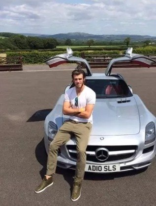 A Mercedes SLS AMG, que vale mais de R$ 1 milhão, também preenche a garagem de Bale. A versão mais atualizada do carro alemão pode custar R$ 7 milhões e chega a 317 km/h