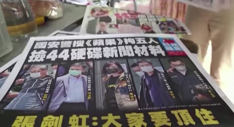 Capa do Apple Daily mostra fotos de cinco funcionários presos