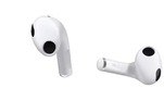 A Apple também anunciou uma nova versão do Airpod3 com Spatial Audio. O novo aparelho tem resistência a água e suor para uso em chuva ou durante treinamentos, pareamento automático com outros dispositivos e bateria melhorada (seis horas nos fones, uma hora com cinco minutos de recarga e 30 horas de carga na caixa)
