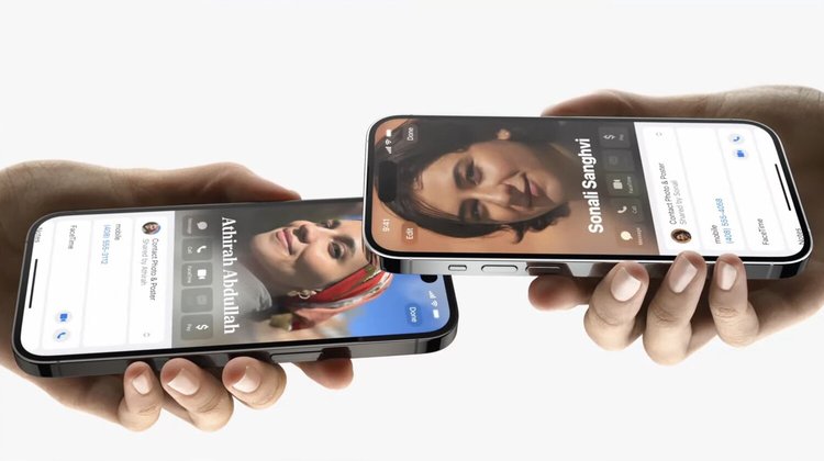 O AirDrop ganhou a função Name Drop, que permite compartilhar facilmente nome e contato de um iPhone para outro apenas encostando os aparelhos. Além disso, a transferência de arquivos de áudio e vídeo também foi facilitada. A empresa ressalta que todas as funcionalidades terão modos de privacidade, que garantem que nenhum dado será compartilhado sem permissão ou interceptado