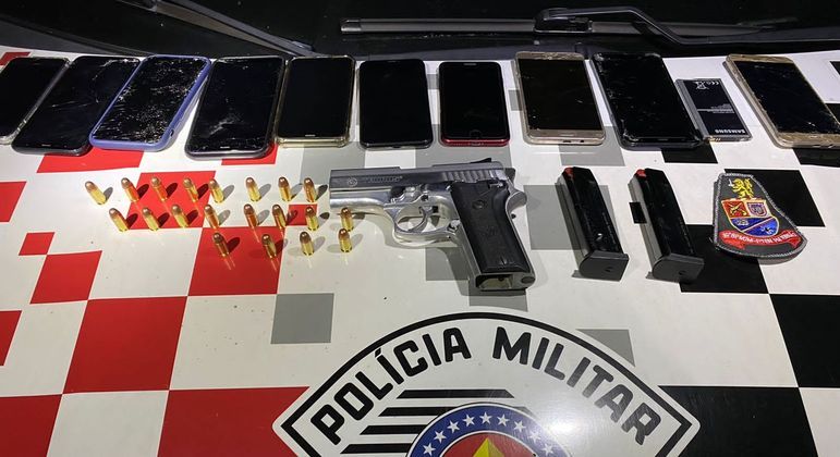 Diversos celulares foram devolvidos às vítimas e as armas
 apreendidas