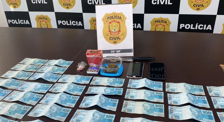 A polícia apreendeu R$ 4,4 mil, além de porções de drogas 