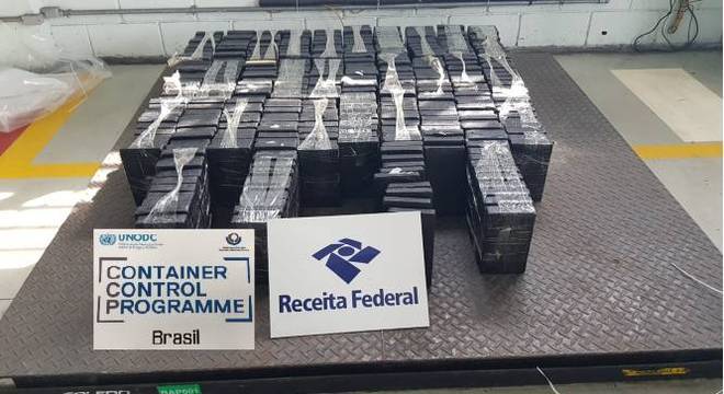 Carga de papel com 370 kg de cocaína apreendida no Porto de Santos