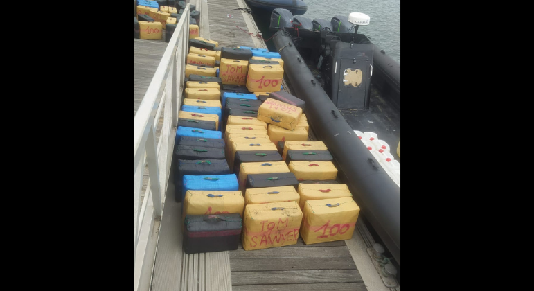 O corpo militar informou em comunicado ter encontrado a droga no canal de Cabanas de Tavira, no município de Tavira, dividida em 125 fardos no interior do barco de alta velocidade 