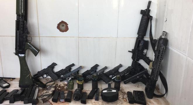 Armas apreendidas pela Polícia Militar durante operação em comunidades do RJ