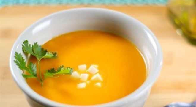 Aprenda a fazer uma sopa nutritiva, que pode ser tomada geladinha