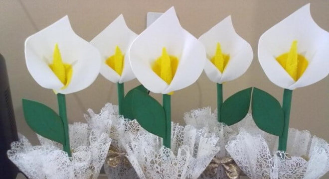 Aprenda como fazer flor de EVA com formato de copo de leite