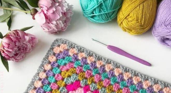 Aprenda como usar o tapete de crochê quadrado