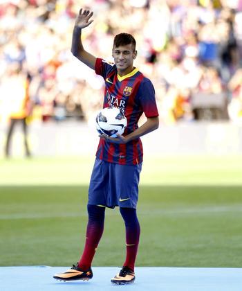 Neymar estrearia como titular apenas no dia 1º de setembro, em duelo com o Valencia, pelo Campeonato Espanhol. Não marcou, mas deu uma assistência na vitória por 3 a 2