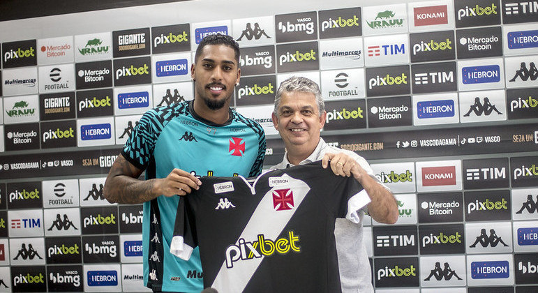 Fábio Gomes foi apresentado no Vasco pelo gerente Carlos Brazil