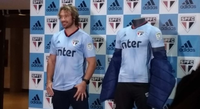 Lugano na apresentação terceira camisa do São Paulo