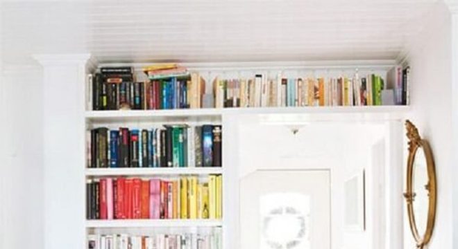 Aproveite o espaço do quarto alinhando a prateleira para livros com o recorte da parede