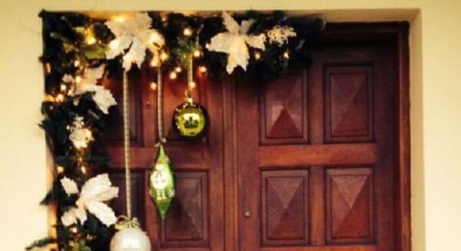 Aproveite o recuo da parede para incluir enfeites de natal para portas de entrada