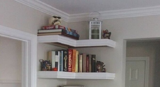 Aproveite os cantinhos perdidos da casa incluindo prateleiras para livros