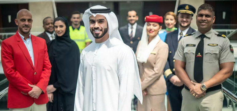 Aproximadamente 3.000 funcionários estão na Emirates num período entre 10 e 14 anos; mais de 1.500 tripulantes permanecem entre 15 a 19 anos na empresa; e  cerca de 400 tripulantes ultrapassaram a marca de 20 anos de serviço. Aliás, apenas três tripulantes estão na companhia aérea há mais de 30 anos. 