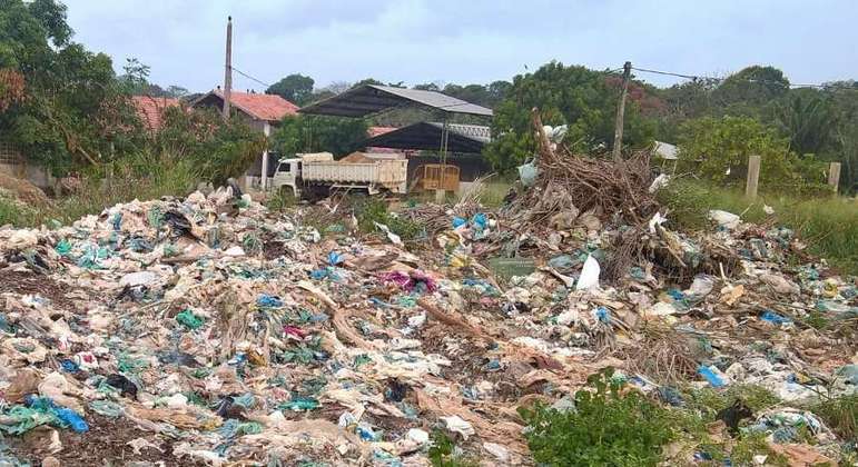 Aproximadamente 40% dos resíduos gerados no Brasil são jogados em lixões a c