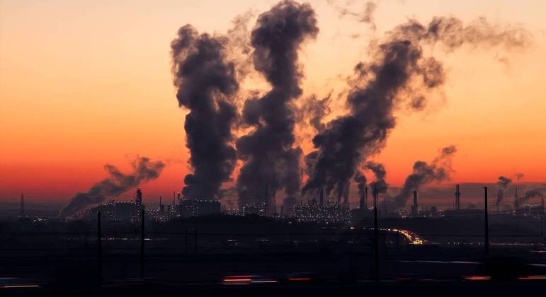 CO₂ pode ser capturado na atmosfera e transformado em combustível e material plástico