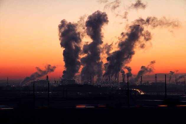 Se as emissões de gases de efeito estufa não forem reduzidas significativamente até 2030, a meta de +1,5ºC para a temperatura média do planeta estará 'fora de alcance'. As políticas atuais abrem caminho para um aquecimento global de +3,2ºC até o fim do século. As emissões deveriam, portanto, atingir o pico em 2025, o que parece improvável. A trajetória voltou a subir em 2021, atingindo níveis recordes pré-pandemia. O nível de emissões de 2019, que equivale ao “orçamento de carbono” disponível para conservar 66% das possibilidades de ficar abaixo de +1,5ºC, será totalmente consumido em oito anos