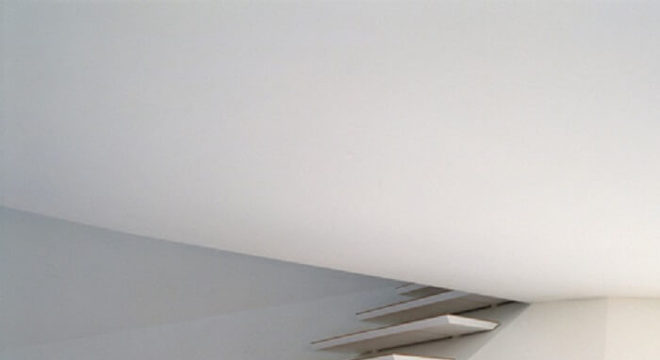 Aqui, a escada flutuante parece desaparecer no teto