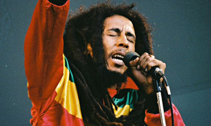 Aqui lembramos do papel do músico jamaicano Bob Marley, ícone do Reggae, na defesa da legalização da maconha. Como Rastafári, ele considerava a erva um sacramento que ajudava na prática da meditação. Tornou-se símbolo da defesa do uso moderado da maconha. 