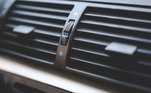 Para isso, o ideal é primeiroaproveitar a ventilação natural. Antes de ligar o ar-condicionado, abra asjanelas e deixe o ar quente escapar do carro. Assim, quando o ar-condicionadofor ligado, ele terá menos trabalho a fazer para resfriar o interior doveículo