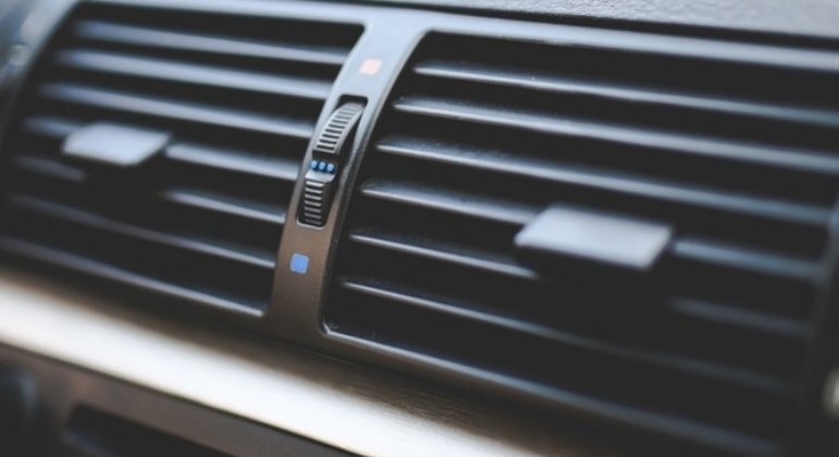 Para isso, o ideal é primeiro
aproveitar a ventilação natural. Antes de ligar o ar-condicionado, abra as
janelas e deixe o ar quente escapar do carro. Assim, quando o ar-condicionado
for ligado, ele terá menos trabalho a fazer para resfriar o interior do
veículo