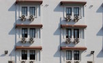 9. Deixe as janelas e as portas fechadas nos períodos do dia em que o calor é mais intenso