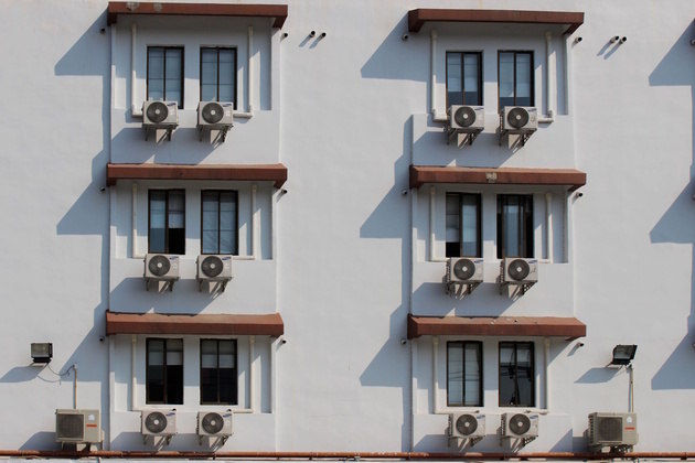 9. Deixe as janelas e as portas fechadas nos períodos do dia em que o calor é mais intenso