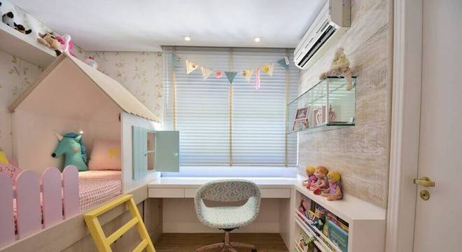 ar condicionado split - quarto menina com cama de casinha e escrivaninha 