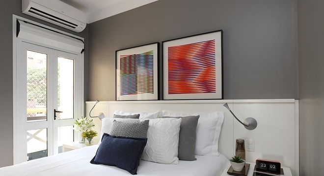 ar condicionado split - quarto pequeno com quadros decorativos 