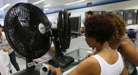 Consumidoras pesquisam preço de ventilador
