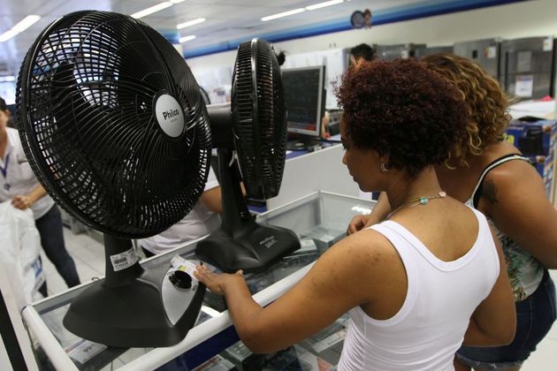 Consumidoras pesquisam preço de aparelho ventilador