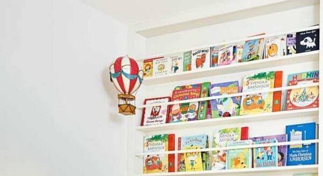 ara o quarto infantil procure investir em prateleiras com abertura frontal, expondo assim os livros