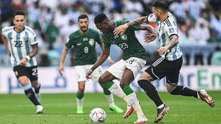 Arábia Saudita e Argentina abriram a terça-feira de jogos na Copa do Mundo, pelo grupo C. O resultado, então, foi surpreendente. De virada, os sauditas venceram por 2 a 1 os argentinos.