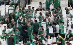 Torcedores sauditas ocupam as arquibancadas do Estádio Nacional de Lusail