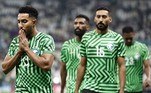 Jogadores da Arábia Saudita aquecem antes do jogo