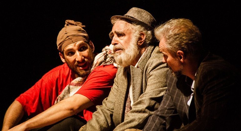 Os atores Adriano Merlini, Luiz Amorim e Mateus Carrieri na peça “O Vendedor de Sonhos”
