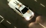 Refém foi colocado no teto de carro pelos bandidos em Araçatuba