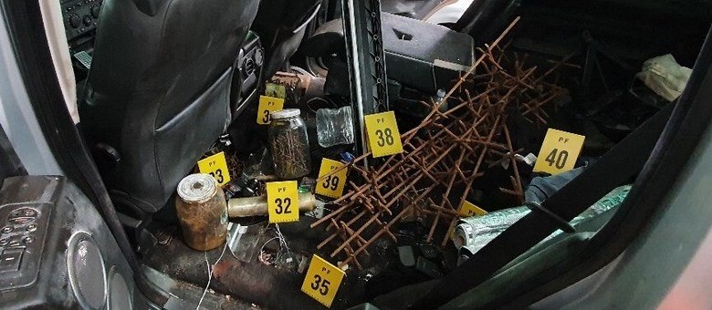 Trabalho da perícia em um dos carros utilizados pelo grupo no assalto