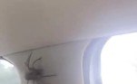 Nas imagens, uma mãe e quatro filhas precisam lidar com a aranha invasora. Bella, uma das irmãs, dirige o carro, enquanto as outras passageiras gritamLEIA MAIS: Monolito que apareceu na Romênia também some misteriosamente